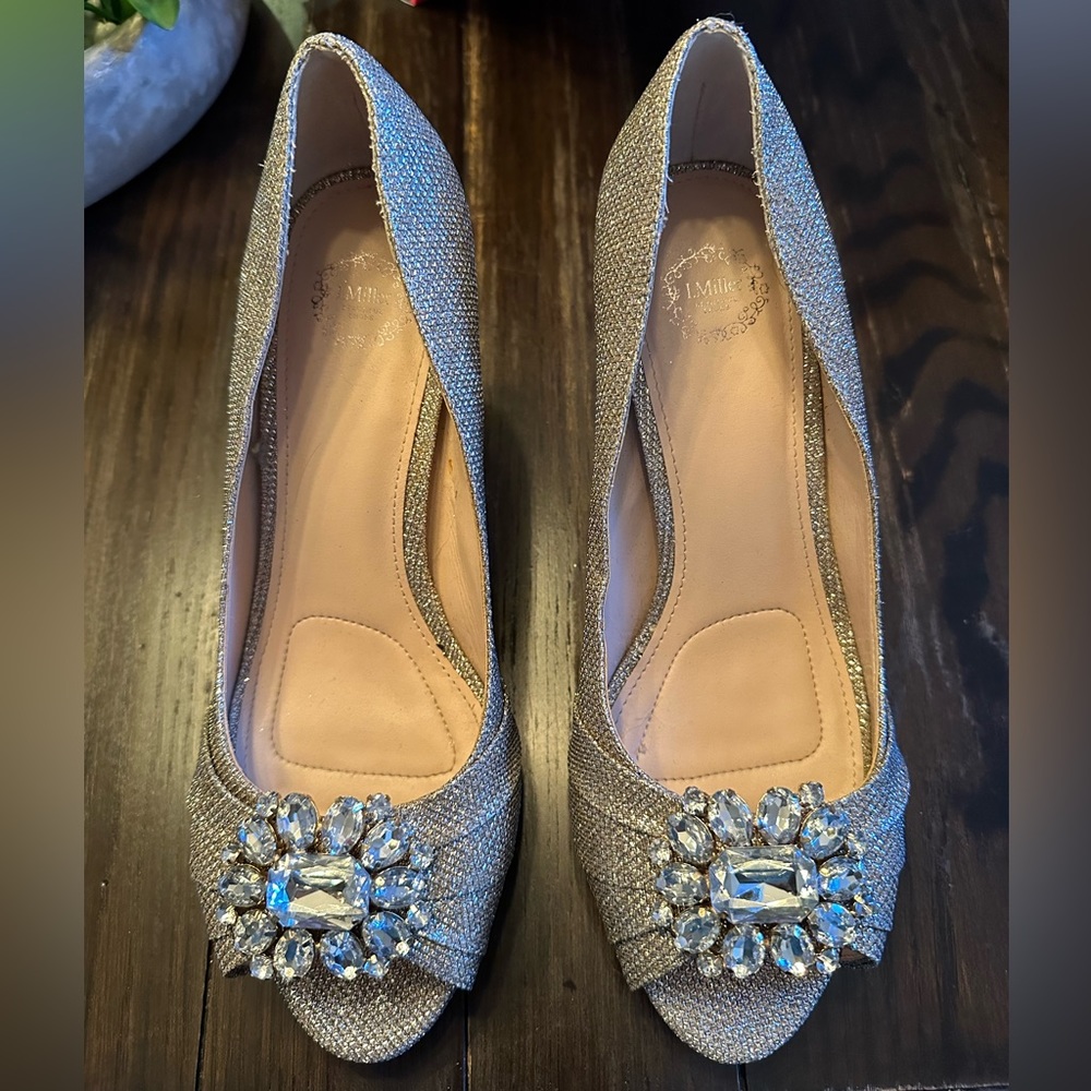 Women’s formal wear heels. Would go great with both silver and gold. Size 9.
